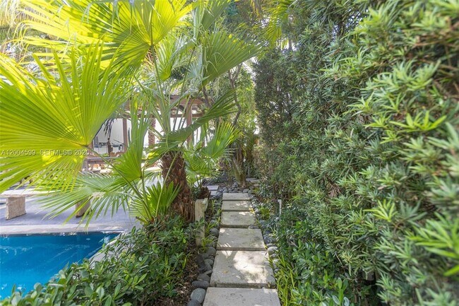 Building Photo - 2440 N Shore Terrace