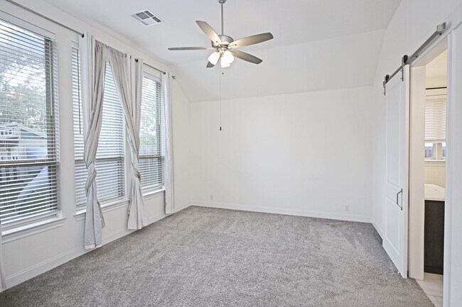 Building Photo - 1438 Oaklawn Dr