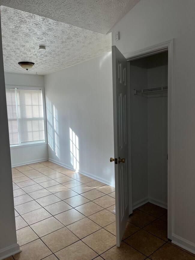 Building Photo - 5409 Sugarmill Dr