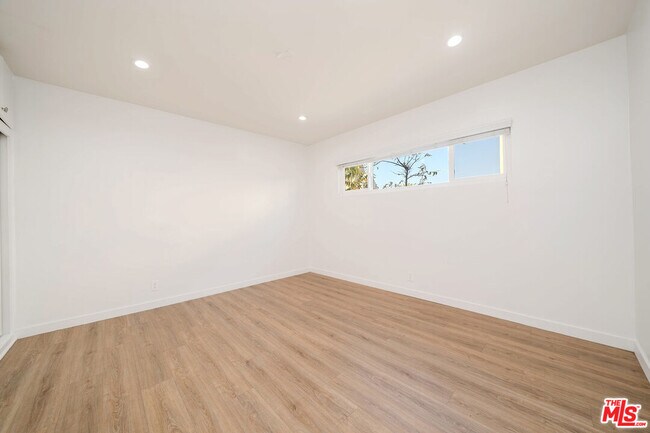 Building Photo - 332 S Wilton Pl