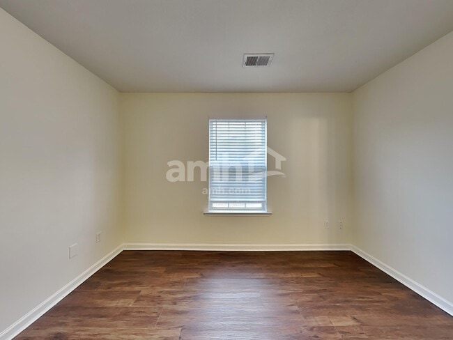 Building Photo - 200 Kingscreek Dr