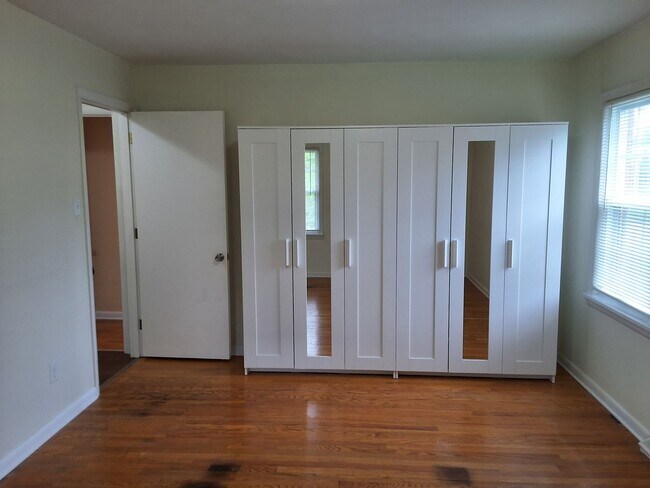 Building Photo - Beautiful 3 Bed, 2 Bath with walk out fini...