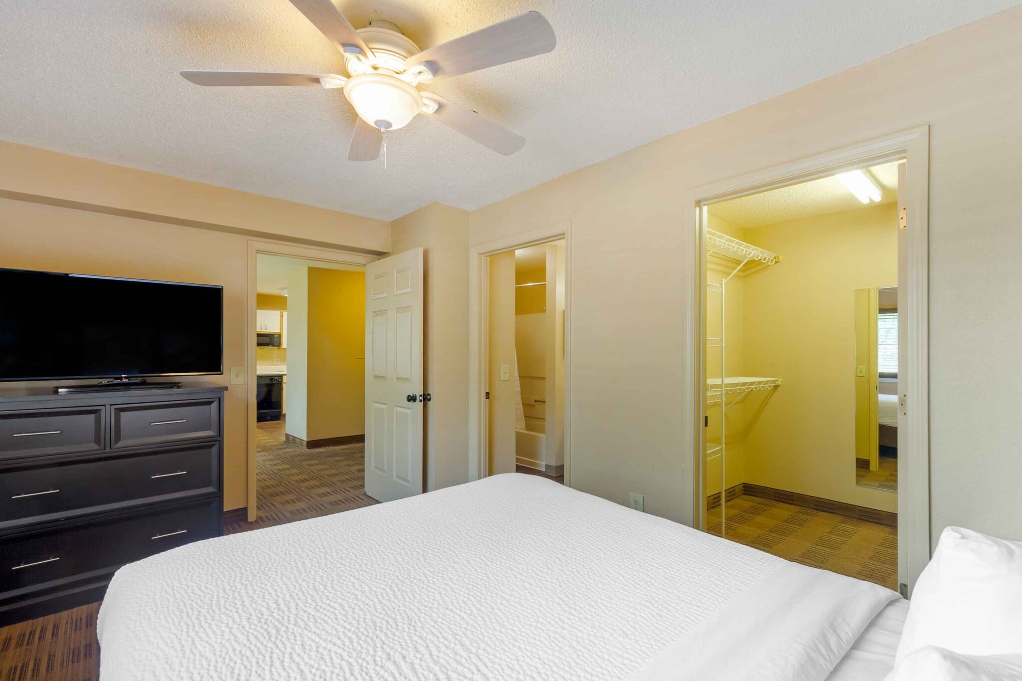 Building Photo - Furnished Studio-Phoenix - Airport - Tempe