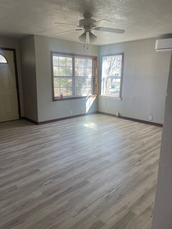 Primary Photo - Charming 2 Bed 1 Bath Home : Aurora MO