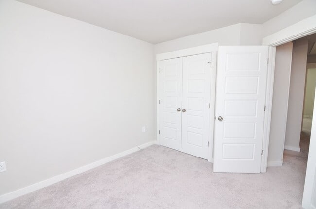 Building Photo - Beautifully Maintained Townhome in a Prime Location