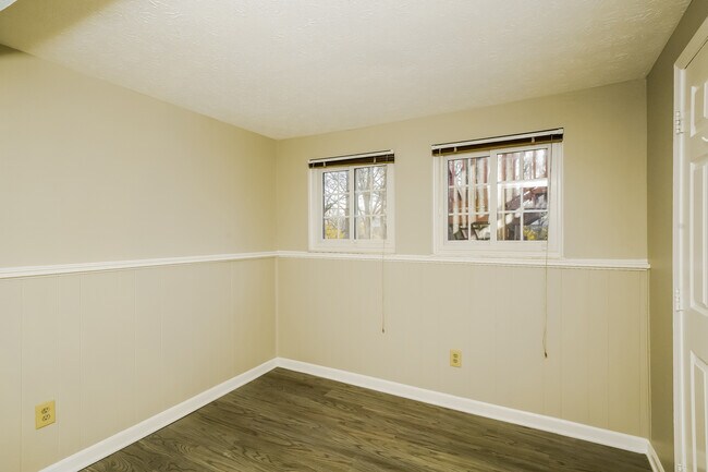 Building Photo - 735 Shady Creek Dr