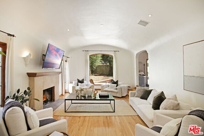 Building Photo - 6538 Cahuenga Terrace