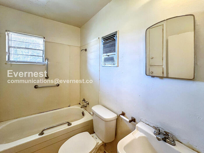 Building Photo - 1814 1/2 South Cross Street