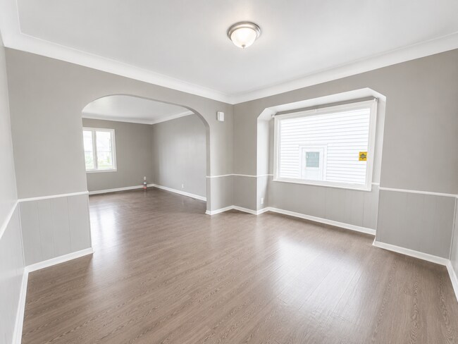 Building Photo - Spacious 4-bedroom home located in North Toledo