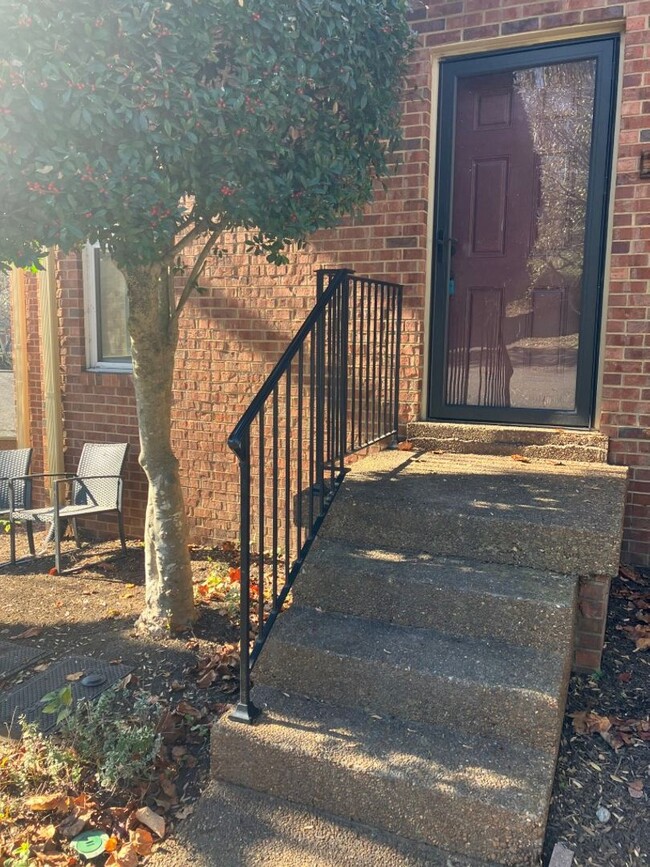 Building Photo - Newly renovated condo in Donelson