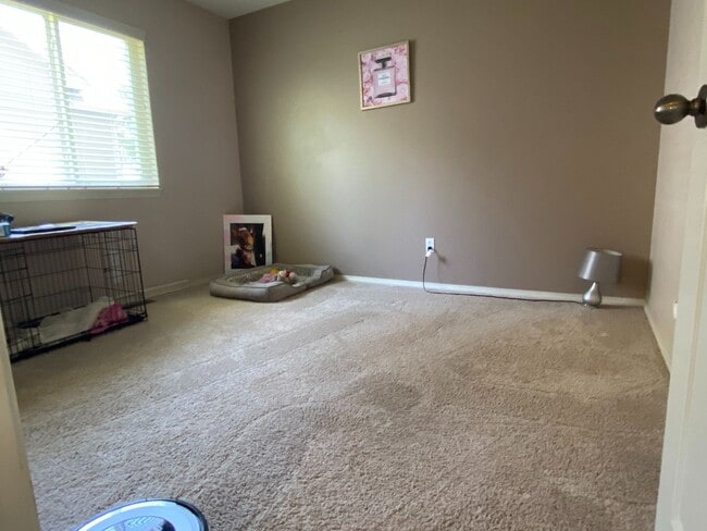 Building Photo - 840 N Bedford Ct
