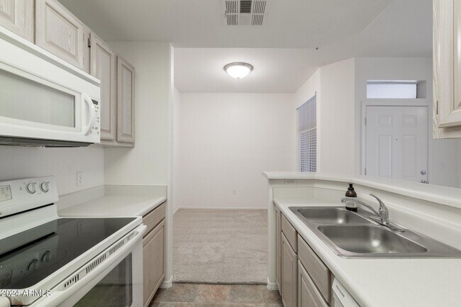 Building Photo - 11375 E Sahuaro Dr