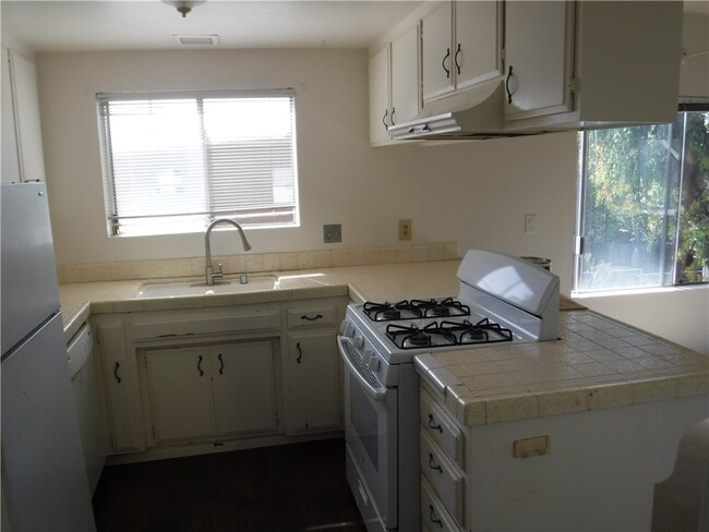 Building Photo - 500 Poinsettia Ave