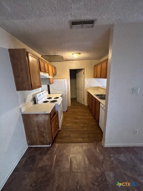Building Photo - 1813 Cedarhill Dr