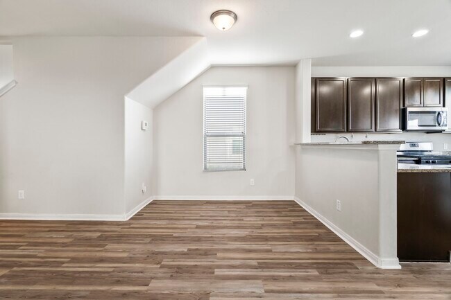 Building Photo - 914 Canyon Hill Ln