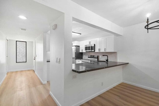 Building Photo - 341 Lakeview Dr