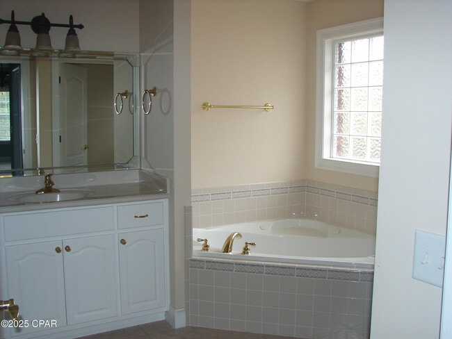 Building Photo - 3402 Hillcrest Dr