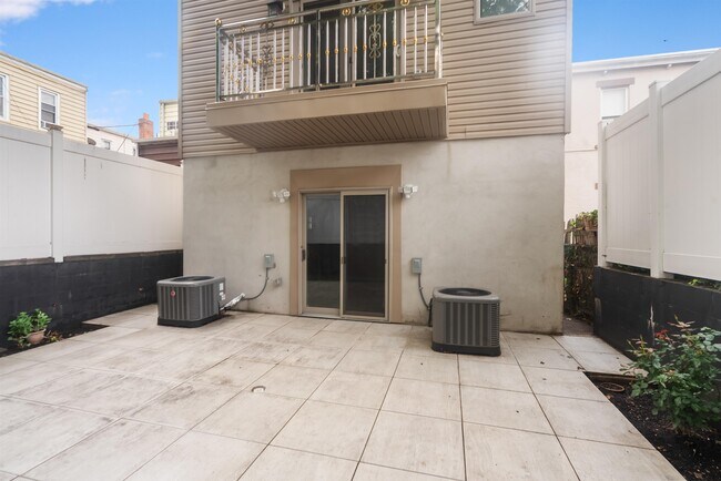 Building Photo - 88 Poplar St