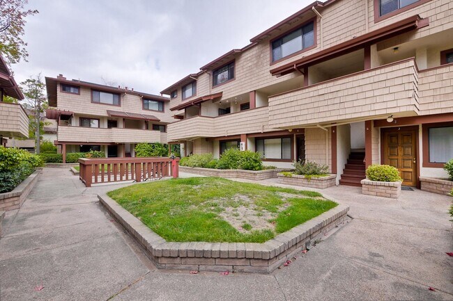 Building Photo - Popular Woodside Commons at Its Finest.