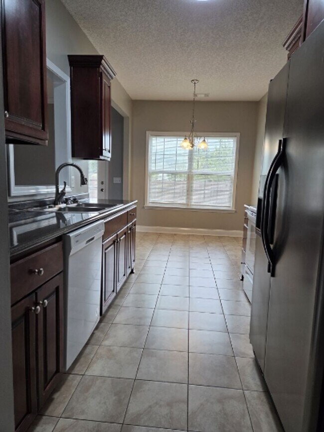 Building Photo - Beautiful home in a very quiet neighborhood