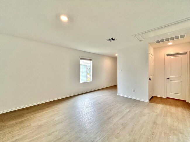 Building Photo - Charming 3/BR 1/BA Home with Spacious Back...