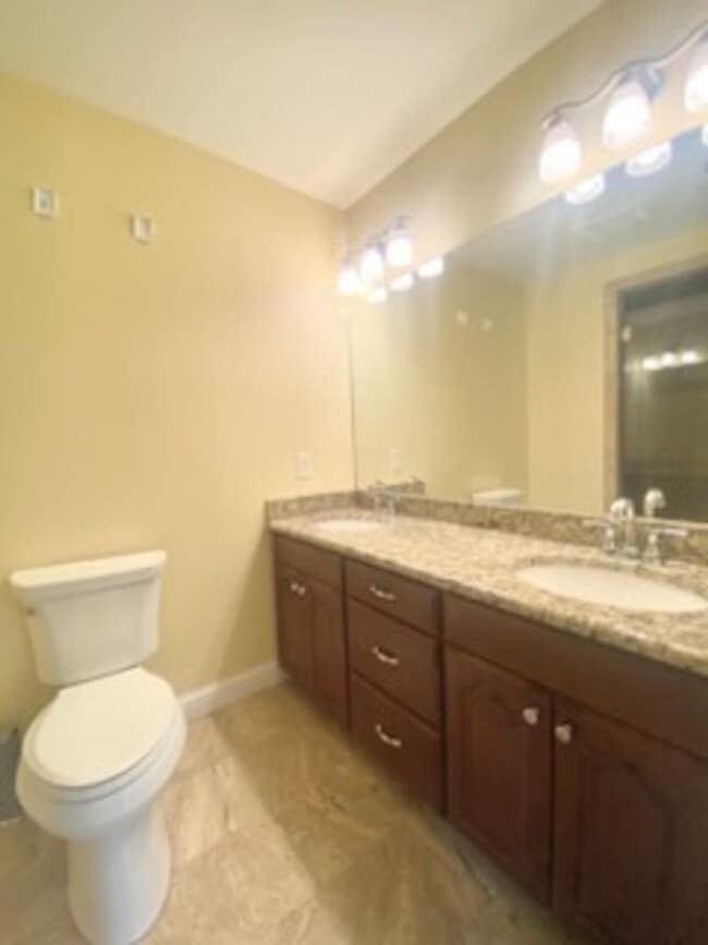 Building Photo - 5 bed / 3.5 bath Ranch House