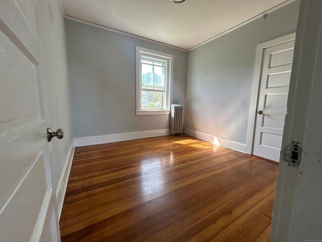 Building Photo - 10 Cherry St