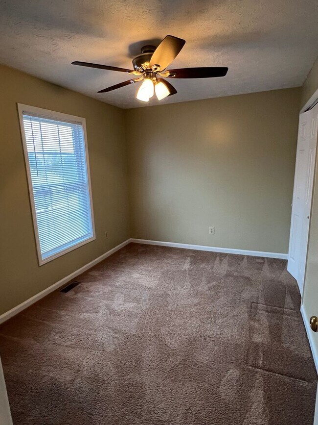 Building Photo - PRIE REDUCTION  3 Bedroom Avail August 2026; Rent $1,600