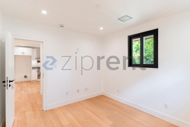 Building Photo - Unit
