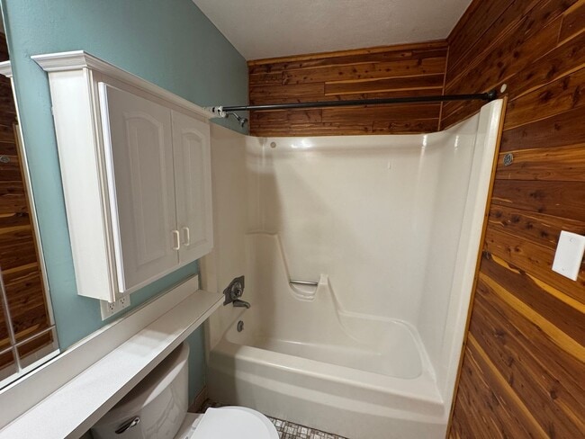 Building Photo - Spacious Shoreline 2 Bedroom Condo