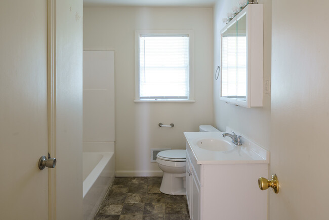Building Photo - Super 3-brm stone ranch with basement, det...