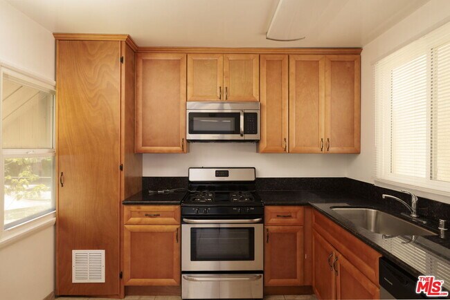 Building Photo - 5514 1/2 Cahuenga Blvd