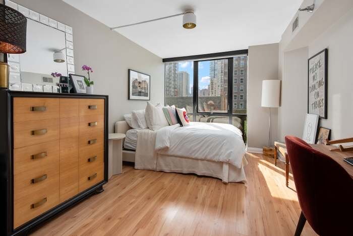 Building Photo - 1309 N Wells St