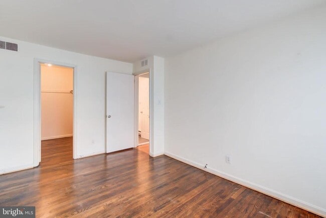 Building Photo - 900 24th St NW