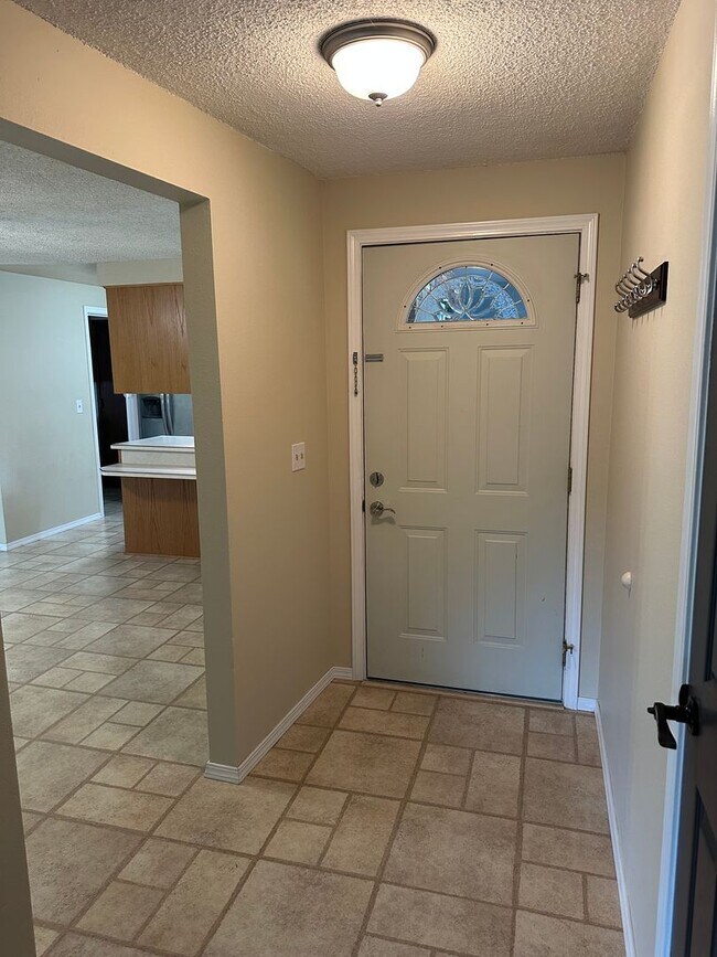 Building Photo - Beautiful 3 bedroom 2 bath house in Thurston!