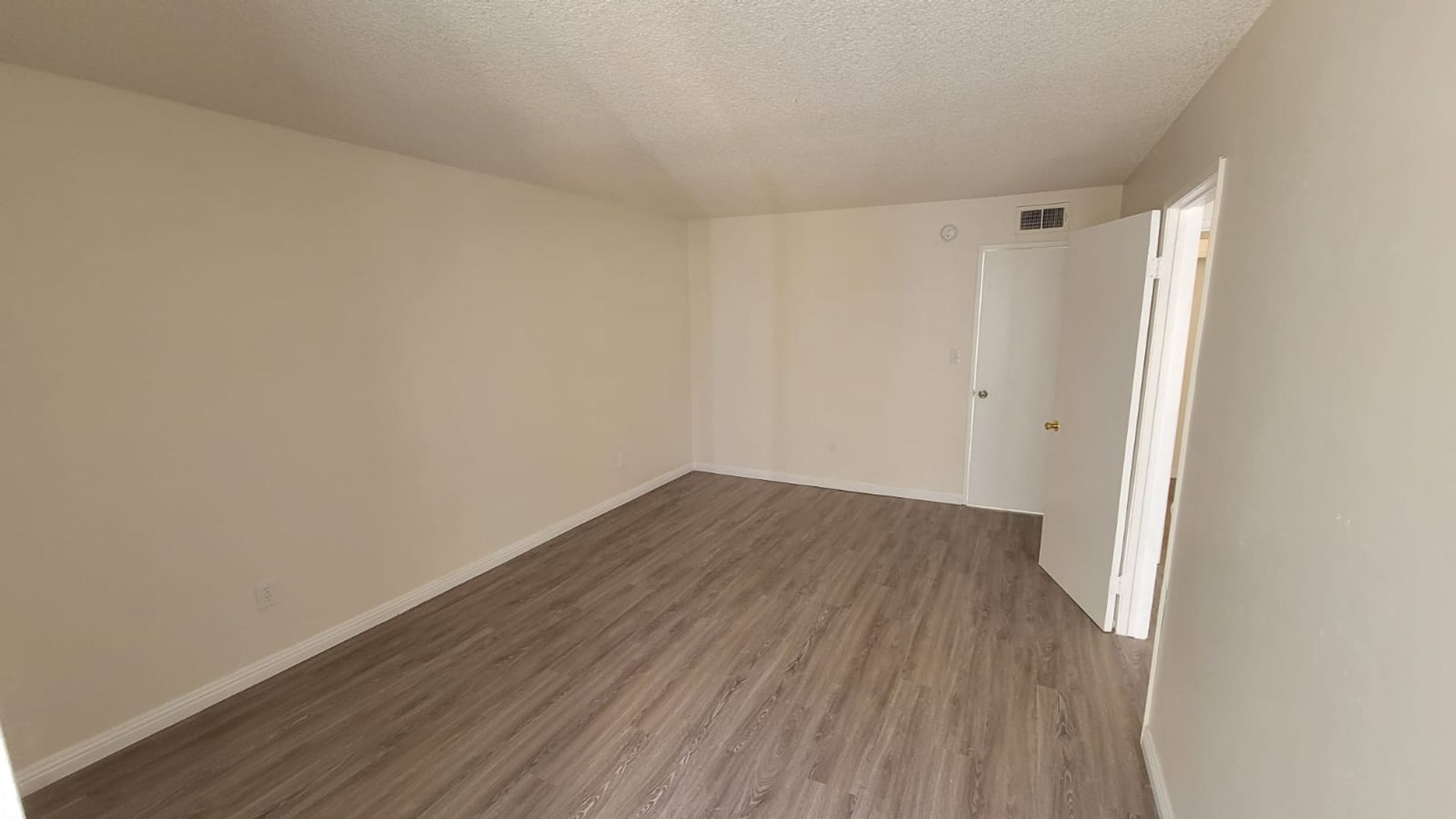 Building Photo - 5461 Kester Ave