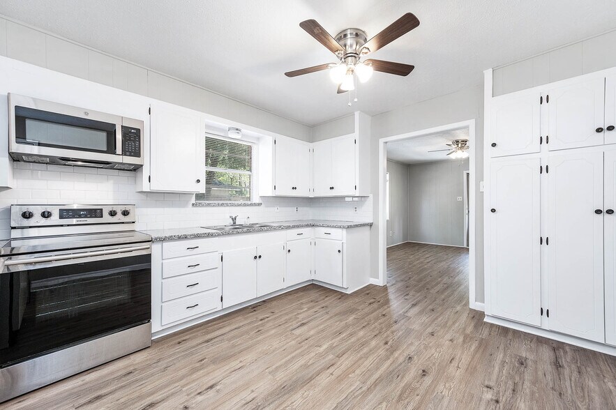 Kitchen - 4111 Victoria Ave