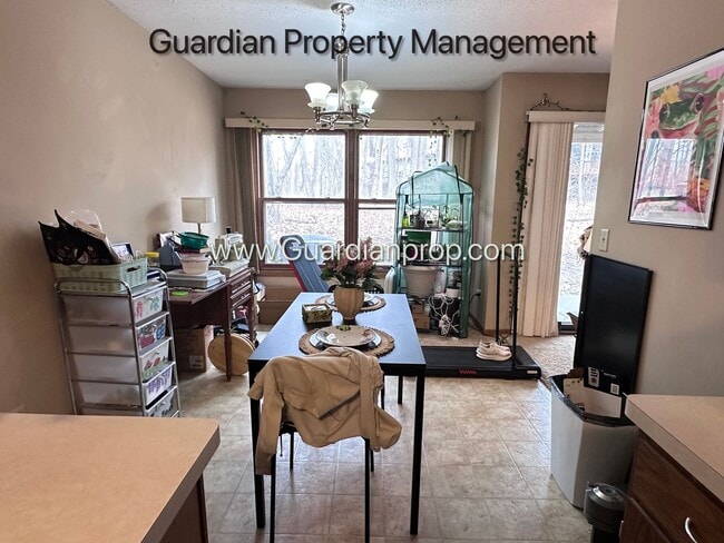 Building Photo - Plymouth Town Home, 1 Car Garage, Dishwasher, In Unit Laundry, Patio