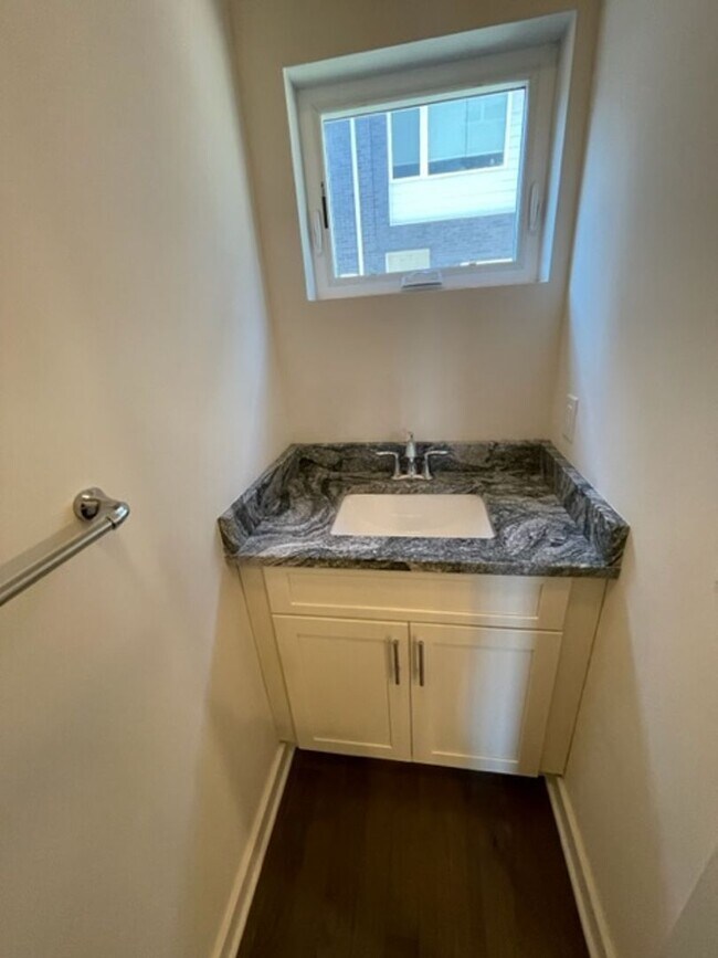Building Photo - Olde Kensington Condo