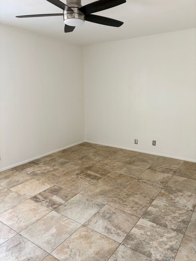 Building Photo - **Excellent 3br/2ba/2garage HOUSE (EXTENSI...