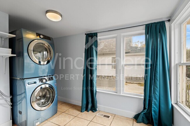 Building Photo - 3 Bedroom , 1 Bath