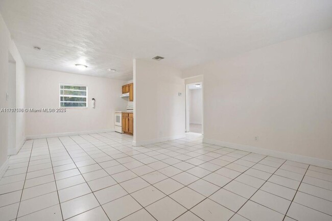 Building Photo - 2 bedroom in Hollywood FL 33020