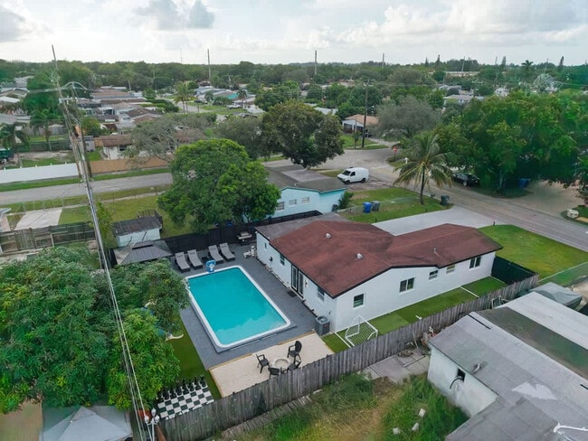 Building Photo - 6660 Custer St