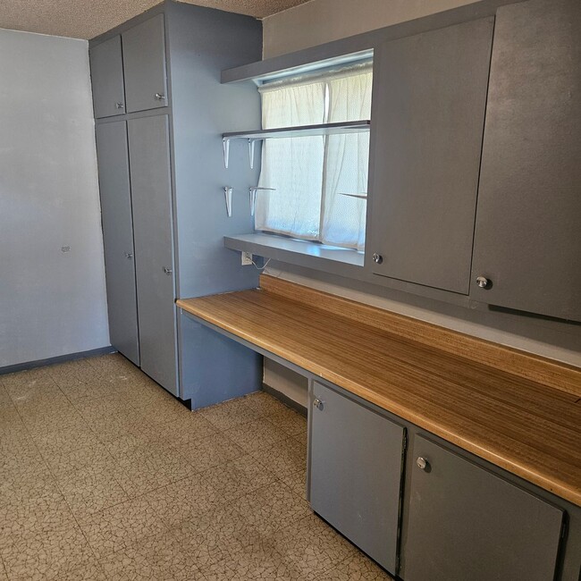 Building Photo - Spacious Home Near Shopping Center