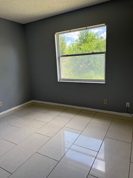 Building Photo - 2960 NE 43rd Pl