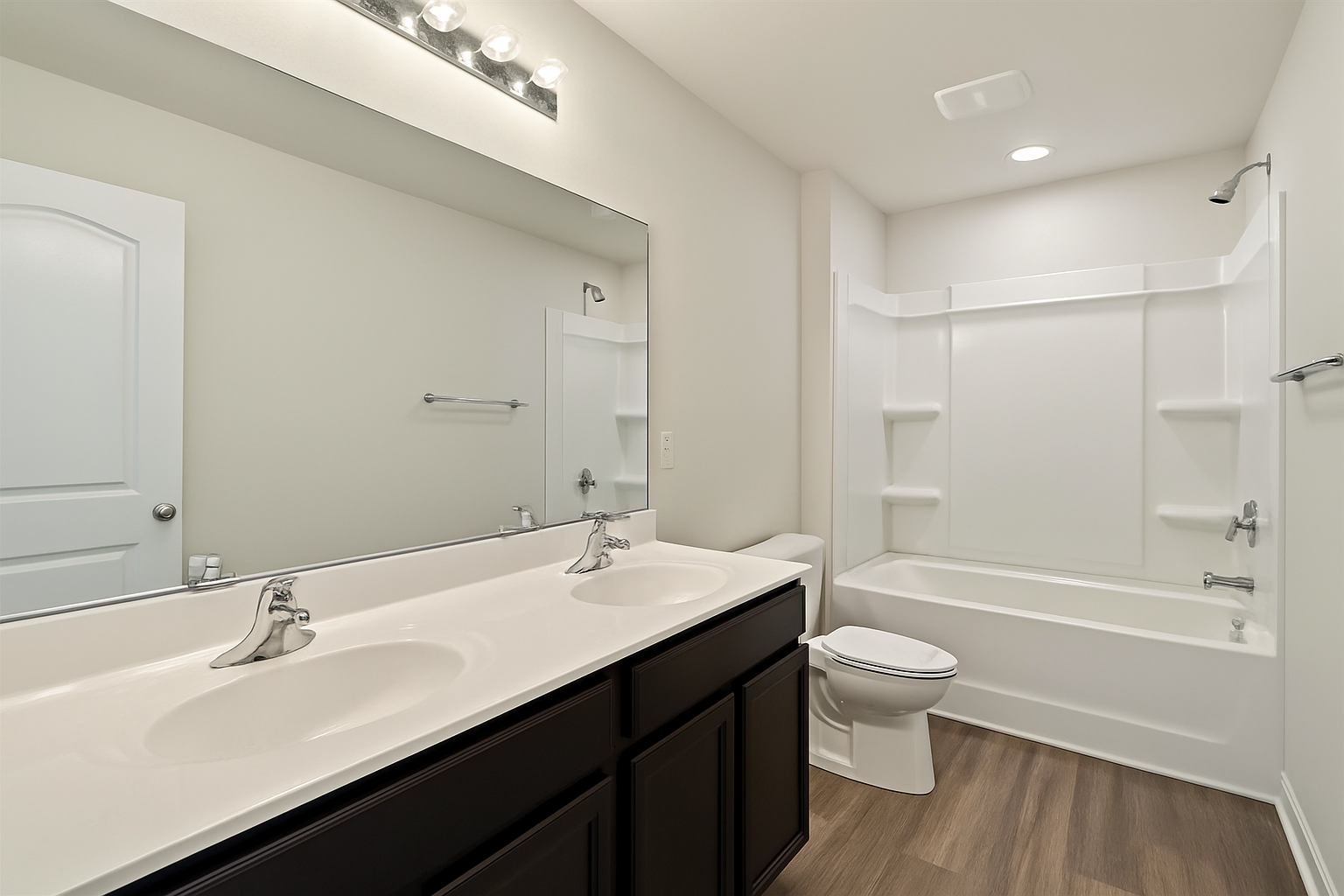 Shared bathroom with dual vanity - 13416 Alpine Dr