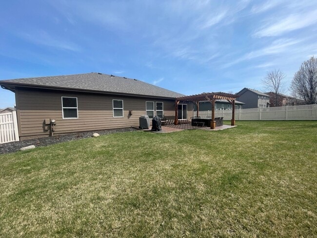 Building Photo - Ranch in Shadow Lake Papillion