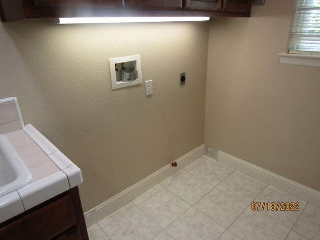 Building Photo - Orcutt Single Story Private Entry Granny Unit