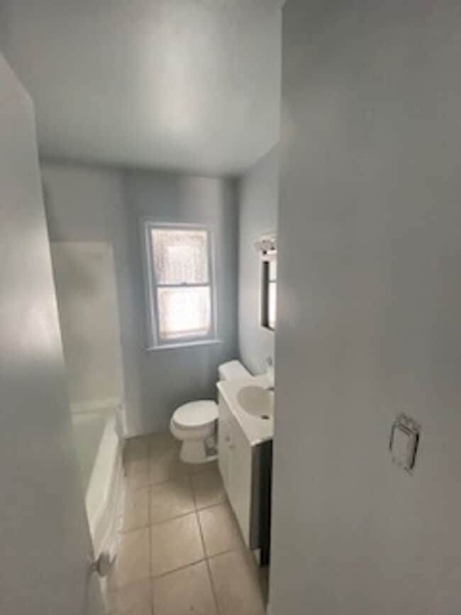 Building Photo - Cozy 3 Bedroom Home