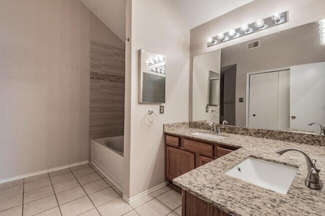 Building Photo - 10418 N Pagewick